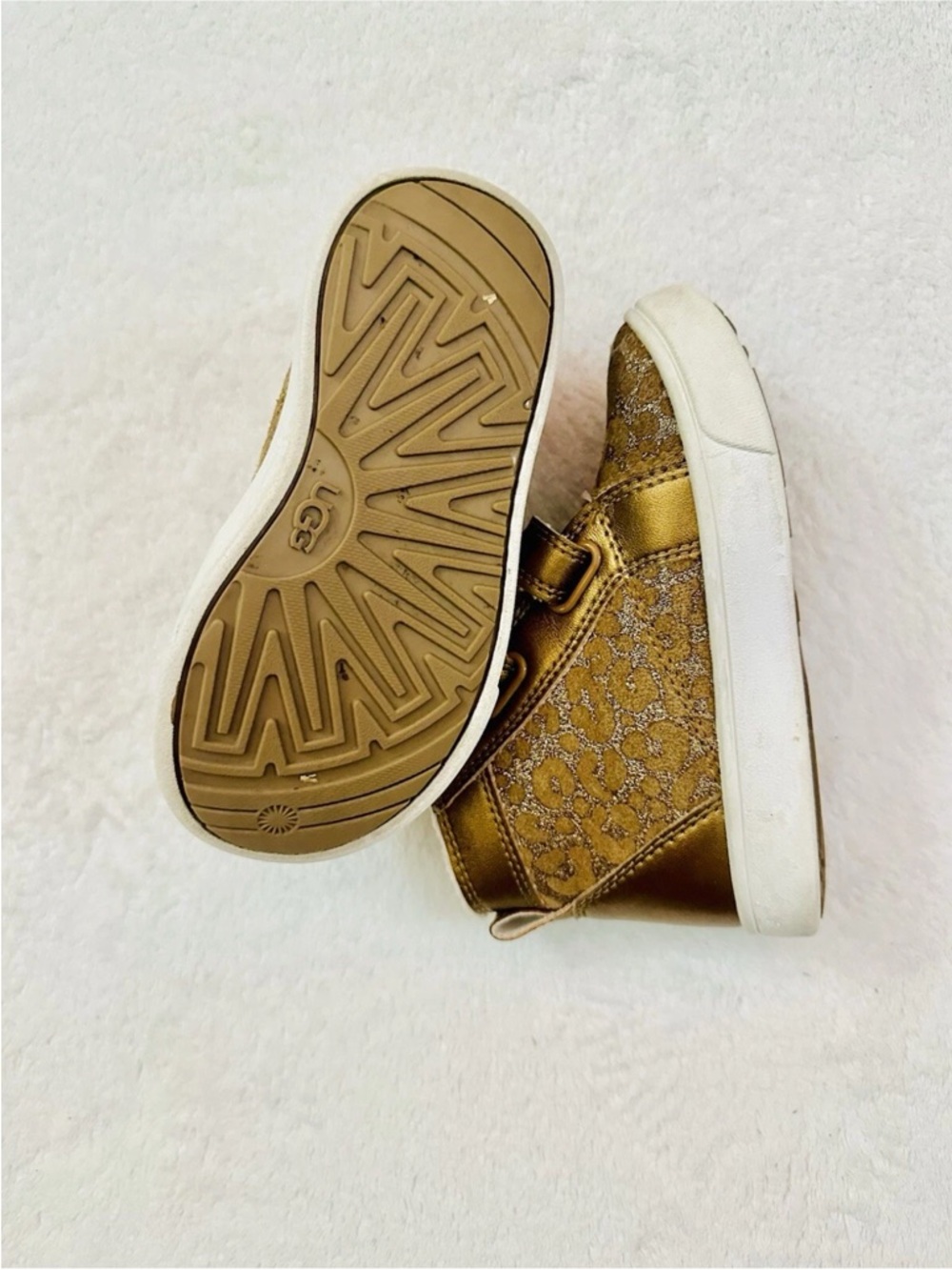 UGG Girl Very Cute Boots Sneakers Warm Size 8 Gold - Picture 2 of 6